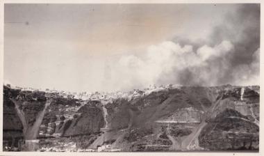 Τα Φηρά της Σαντορίνης (Θήρας) από τη θάλασσα.