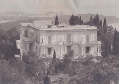 Άποψη του Αχιλλείου στην Κέρκυρα. Το ανάκτορο χτίστηκε από ιταλούς αρχιτέκτονες για την αυτοκράτειρα Ελισάβετ (Σίσσυ) της Αυστρίας το 1890.