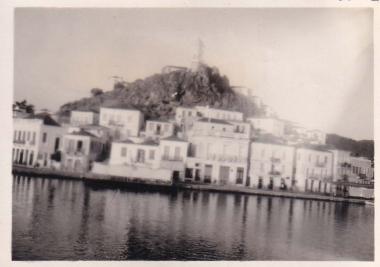 Άποψη του οικισμού του Πόρου από τη θάλασσα.
