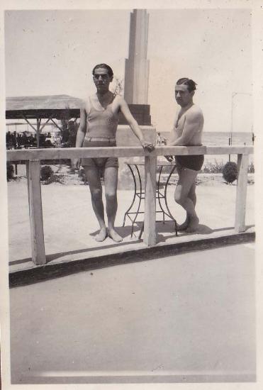 Δύο άνδρες με κολυμβητική περιβολή σε κέντρο στην παραλία της Γλυφάδας.