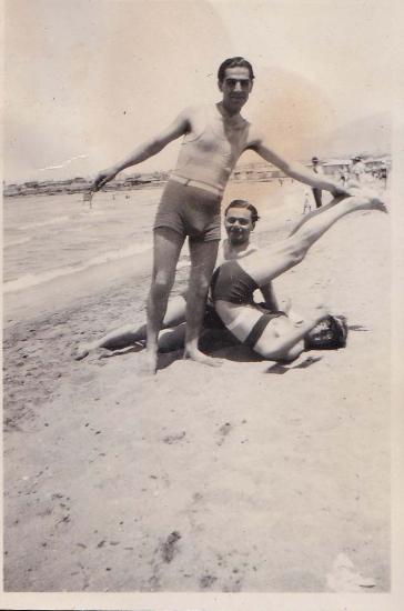 Τρεις άνδρες με κολυμβητική περιβολή στην παραλία της Γλυφάδας.