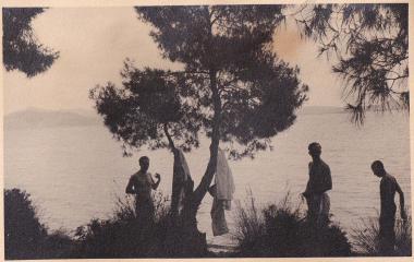 Συντροφιά τριών ανδρών στην παραλία του Μεγάλου Πεύκου.