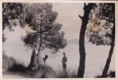 Δύο άνδρες με κολυμβητική περιβολή στην παραλία του Μεγάλου Πεύκου.