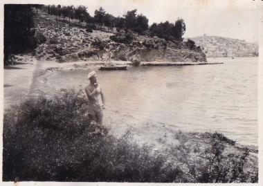 Άνδρας με κολυμβητική περιβολή σε παραλία του Πόρου.