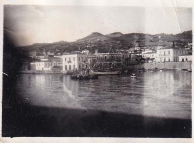 Σπέτσες. Άποψη της Ντάπιας από τη θάλασσα.