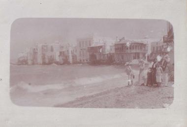 Ντόπιοι και επισκέπτες στη Χώρα της Μυκόνου, στην περιοχή της Αλευκάντρας ή 