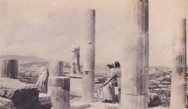 Άνδρας και γυναίκα στον αρχαιολογικό χώρο της Δήλου.
