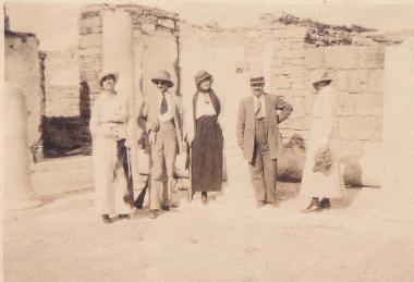 Συντροφιά ανδρών και γυναικών στο αίθριο αρχαίας οικίας στον αρχαιολογικό χώρο της Δήλου.