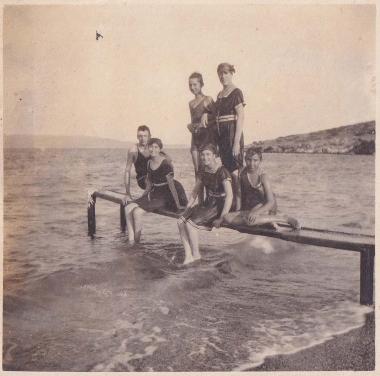 Άνδρας, γυναίκες και παιδιά σε παραλία του Λαυρίου.