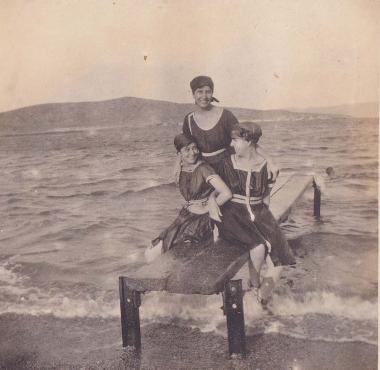 Γυναίκα με δύο κορίτσια σε παραλία του Λαυρίου.