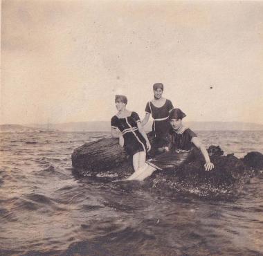 Γυναίκα με δύο κορίτσια σε παραλία του Λαυρίου.