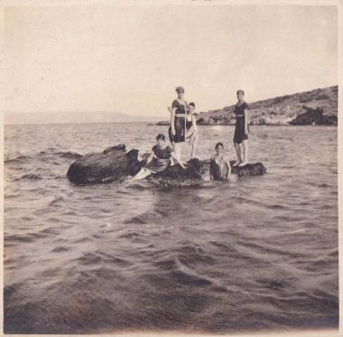 Γυναίκες και άνδρας σε βράχους στην παραλία του Λαυρίου.