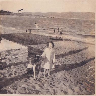 Μικρό κορίτσι με σκύλο στην παραλία του Λαυρίου.