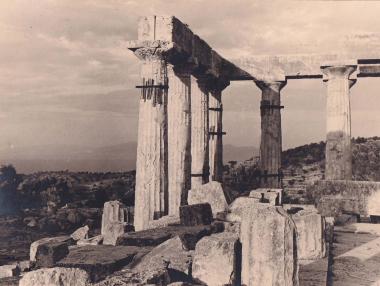 Άποψη του μερικώς αναστηλωμένου ναού της Αφαίας στην Αίγινα. Ο περίπτερος δωρικός ναός χτίστηκε στη μετάβαση από την Αρχαϊκή στην Κλασική περίοδο (περ. 500-490 π.Χ.) και ήταν γνωστός για τα εξαιρετικής τέχνης αετωματικά γλυπτά του.