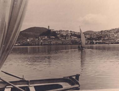 Άποψη του Πόρου από τη θάλασσα.