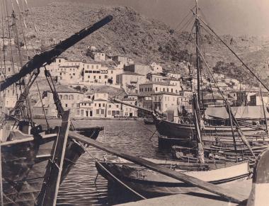 Άποψη του οικισμού της Ύδρας από το λιμάνι∙ σε πρώτο πλάνο, βάρκες και καΐκια.