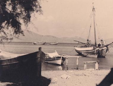 Η παραλία των Ωρεών στη βόρεια Εύβοια, με βάρκες και καΐκια.