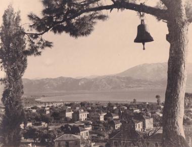 Άποψη της πόλης της Ναυπάκτου από τα βόρεια και, στο βάθος, ο Κορινθιακός κόλπος.