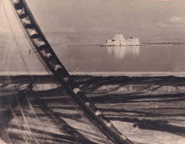 Το Μπούρτζι μέσα από τα δίχτυα των ψαράδων στην παραλία του Ναυπλίου.