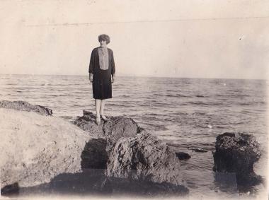 Γυναίκα στα βράχια παραλίας στην Αττική.