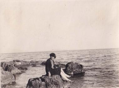 Γυναίκα στα βράχια παραλίας στην Αττική.