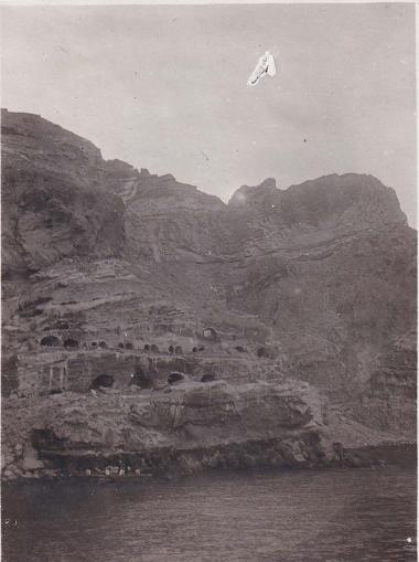 Τα Φηρά της Σαντορίνης (Θήρας) από τη θάλασσα.