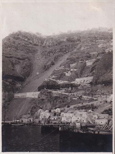 Τα Φηρά της Σαντορίνης (Θήρας) από τη θάλασσα.