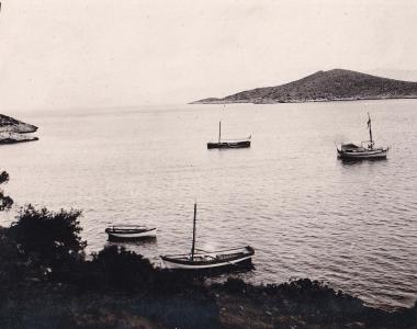 Η παραλία στα Κανάκια της νοτιοδυτικής Σαλαμίνας∙ ψαρόβαρκες στη θάλασσα.