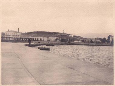 Άνδρας ψαρεύει με καλάμι την παραλία της Ελευσίνας.