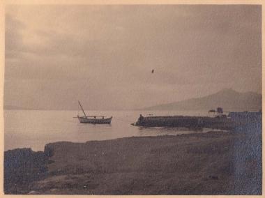 Ψαρόβαρκα σε παραλία της Ελευσίνας.