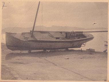 Βάρκα έξω από το νερό, σε ακτή της Ελευσίνας.