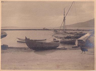 Βάρκες και καΐκι σε ακτή της Ελευσίνας.