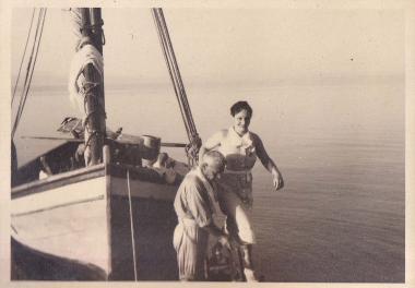 Βαρκάρης βοηθά γυναίκα να κατέβει από τη βάρκα στα Μαγκλαρέικα Αιτωλοακαρνανίας.