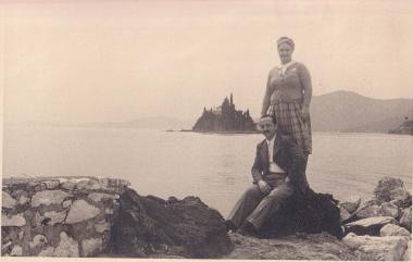 Ανδρόγυνο μπροστά από το Ποντικονήσι, στην Κέρκυρα.