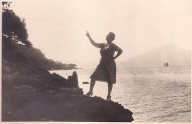 Γυναίκα σε παραλία του Ψαθόπυργου, στην ευρύτερη περιοχή της Πάτρας.