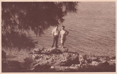 Ανδρόγυνο σε παραλία στο Λαμπίρι Αχαΐας.