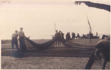 Ψαράδες με τα δίχτυα τους σε παραλία της Βασιλικής Λευκάδας.