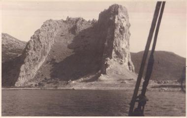 Βράχος στην περιοχή της Βασιλικής, στη Λευκάδα, όπως φαίνεται από τη θάλασσα.