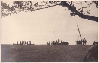 Ψαρόβαρκες και ψαράδες σε παραλία της Βασιλικής Λευκάδας.