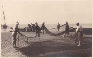 Ψαράδες με τα δίχτυα τους σε παραλία της Βασιλικής Λευκάδας.