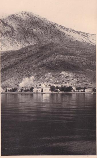 Άποψη της Βασιλικής Λευκάδας από τη θάλασσα.