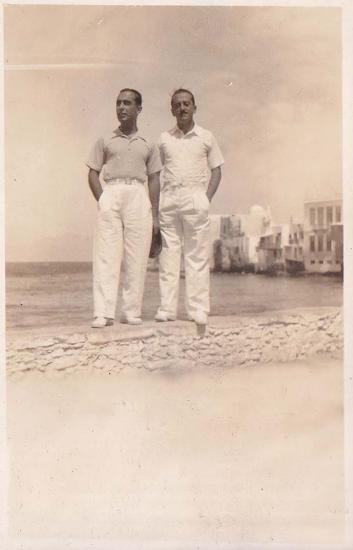 Δύο άνδρες μπροστά από την Αλευκάντρα (Μικρή Βενετία) στη Χώρα της Μυκόνου.