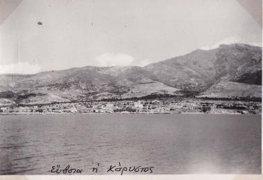 Άποψη της Καρύστου από τη θάλασσα.