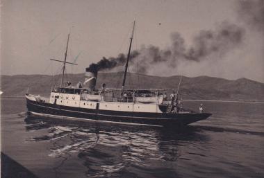 Πλοίο στη θάλασσα της Καρύστου.