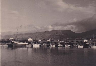 Καΐκια στο λιμάνι της Καρύστου.