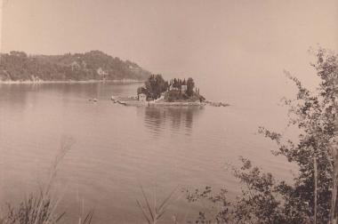 Το Ποντικονήσι στην Κέρκυρα. Διακρίνεται ο ναός της Μεταμόρφωσης του Σωτήρος.