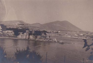 Άποψη της Χαλκίδας∙ πάνω αριστερά το κάστρο.