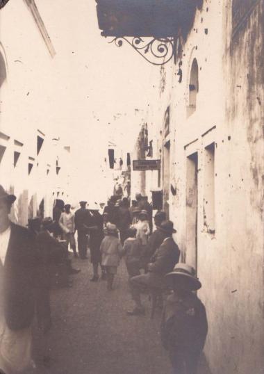 Σαντορίνη (Θήρα). Επισκέπτες σε δρομάκι της Οίας.