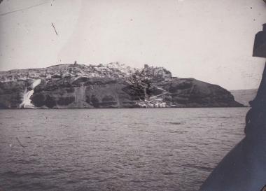 Σαντορίνη (Θήρα). Άποψη της Οίας από τη θάλασσα.