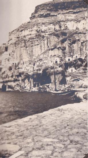 Σαντορίνη (Θήρα). Άποψη του λιμανιού στην Οία.